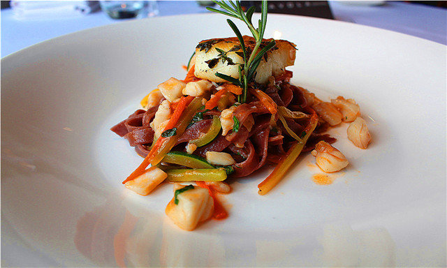 1479457172308006986.jpg 鎵嬪伐鑷埗绾㈤厭瀹介潰閰嶇孩椴烽奔Red Wine Tagliatelle with Red Snapper and Fish Stock.jpg