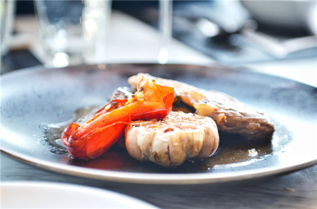 1493306063336017414.jpg 扒澳洲牛外脊配烤蔬菜 红酒干葱汁Grilled Australia beef sirloin with roast vegetables red wine sauce.jpg