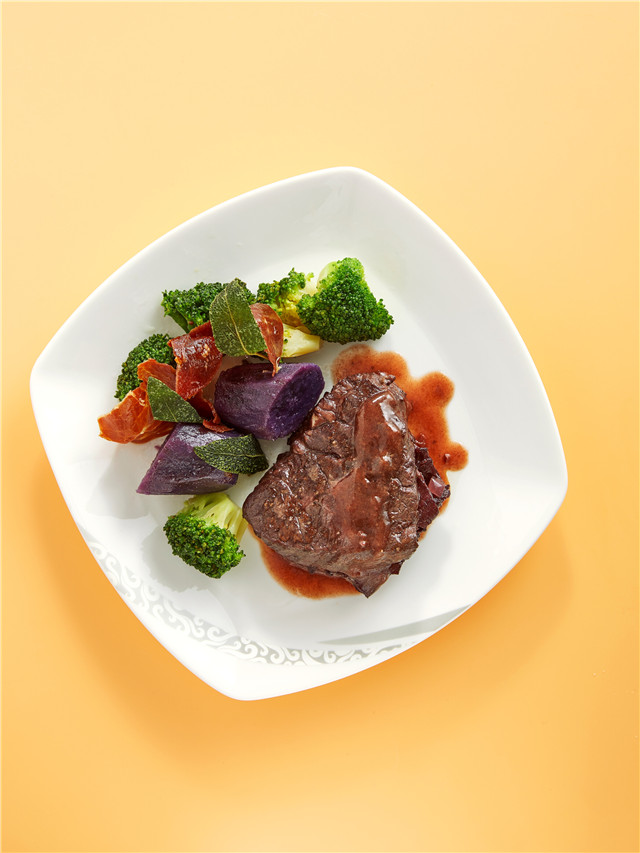 1501074030351041546.jpg 主菜-慢炖牛里脊 Main course-Braised Beef Filet.jpg