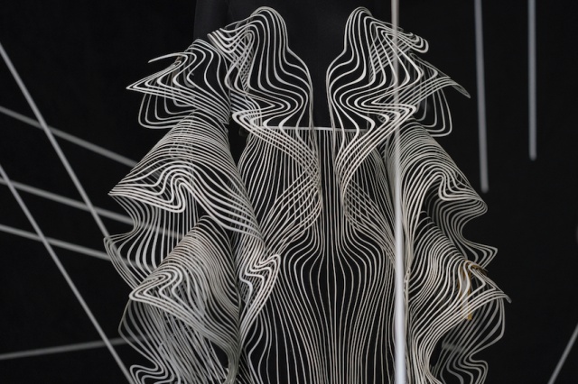 1524056857007027043.jpg batch_Esther Stocker与Iris van Herpen合作作品.jpg